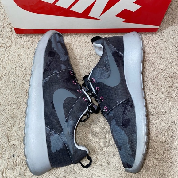 WMNS NIKE ROSHERUN - Picture 3 of 3